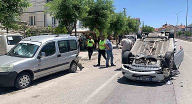 Karaman'da park halindeki araca çarpan otomobil ters döndü: 2 yaralı