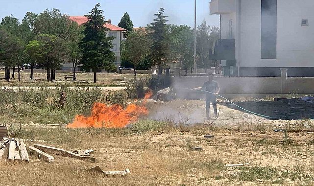 Karaman'da tutuşan inşaat atıkları büyümeden söndürüldü