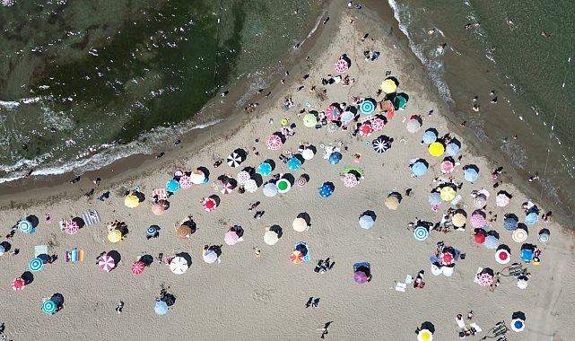 Karasu Sahili tatilcilerle doldu taştı