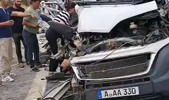 Karavan minibüs kamyonete çarptı: 1 ölü, 1 yaralı