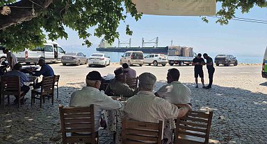 Karaya oturan gemiyi köy kahvesinden izliyorlar