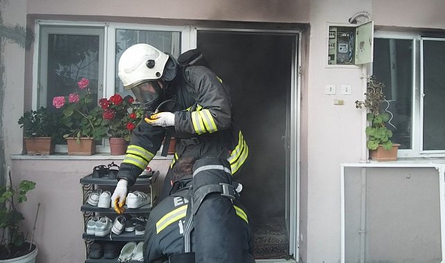 Kardeşinin evi yanan yaşlı kadını, itfaiye eri sarılarak teselli etti