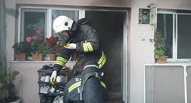 Kardeşinin evi yanan yaşlı kadını, itfaiye eri sarılarak teselli etti