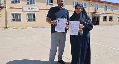 Karı, koca çift el ele girdikleri sınav merkezinde yan yana sınıflarda üniversite hayali için ter döktüler