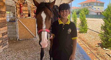 Karnesini almaya okula atıyla geldi, gören gözlerine inanamadı