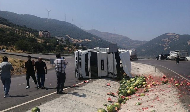 Karpuz yüklü kamyon devrildi: 1 yaralı