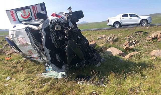 Kars'ta ambulans şarampole uçtu: 1'i doktor 4 kişi yaralandı
