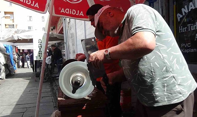 Kars'ta bıçaklar kurbanlar için bileniyor