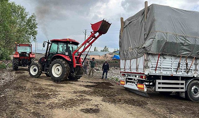 Kars'ta çamura saplanan tır köylülerin yardımıyla kurtarıldı