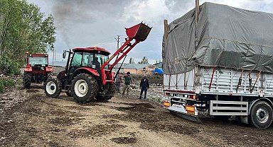 Kars'ta çamura saplanan tır köylülerin yardımıyla kurtarıldı