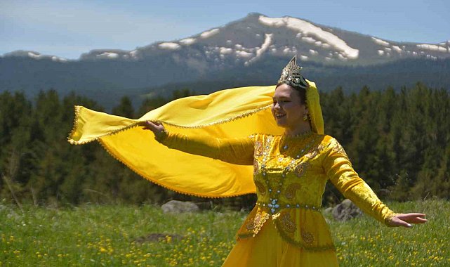 Kars'ta çiçekler arasında Kafkas Dansı, görenleri mest etti