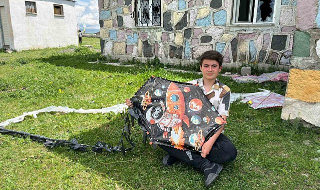 Kars'ta öğrenciler düşe kalka uçurtma uçurdu