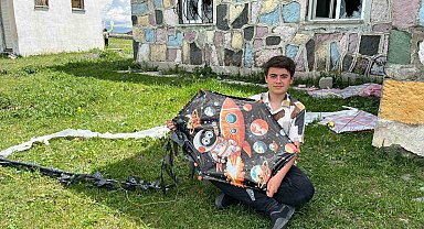 Kars'ta öğrenciler düşe kalka uçurtma uçurdu