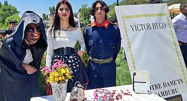 Kars'ta öğrenciler roman karakterlerini canlandırdı