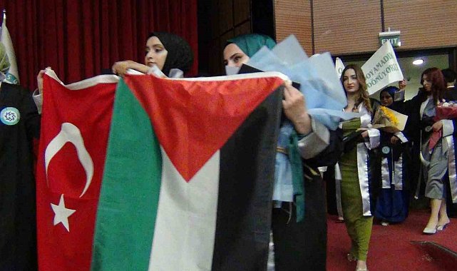 Kars'ta üniversite öğrencilerin mezuniyet sevinci