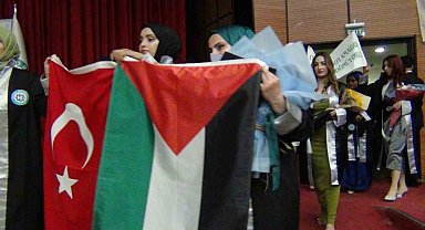 Kars'ta üniversite öğrencilerin mezuniyet sevinci