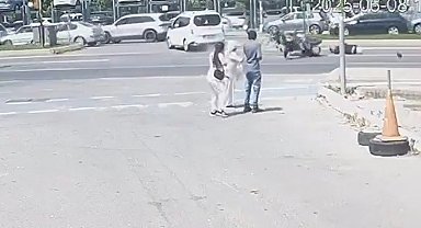 Kartal'da yürekleri ağızlara getiren kaza: İki polisin yaralandığı kaza kamerada