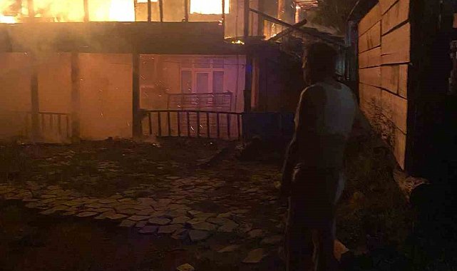 Kastamonu'da alevlere teslim olan ev küle döndü