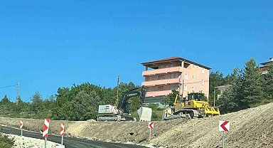 Kastamonu'da heyelan sebebiyle ulaşıma kapanan yol ulaşıma açıldı