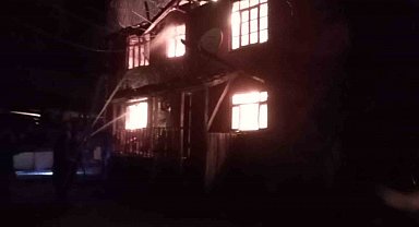 Kastamonu'da iki katlı ahşap ev, çıkan yangında küle döndü