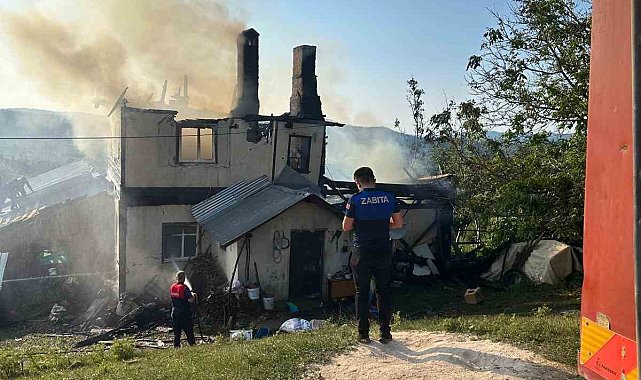 Kastamonu'da iki katlı ahşap evde yangın
