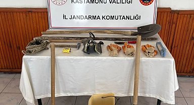 Kastamonu'da kaçak kazı yaparken yakalanan 3 kişi yakalandı