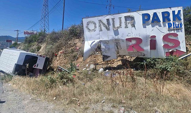 Kastamonu'da reklam tabelasına çarpan minibüs su kanalına devrildi: 3 yaralı