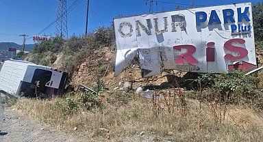 Kastamonu'da reklam tabelasına çarpan minibüs su kanalına devrildi: 3 yaralı