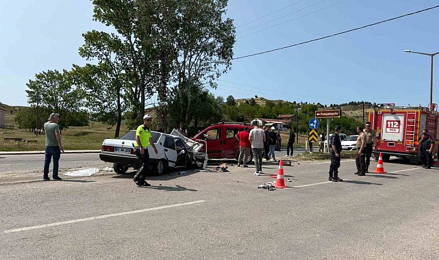 Kastamonu'da Tofaş otomobil ile hafif ticari araç çarpıştı: 5 yaralı