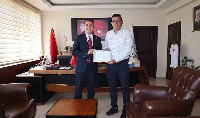 Kaymakam Gündoğdu'dan örnek muhtara teşekkür belgesi