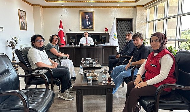 Kaymakam Memiş, münazara yarışmasında dereceye giren öğrencileri ödüllendirdi