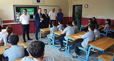 Kaymakam Odabaş öğrencilerin karne sevincine ortak oldu