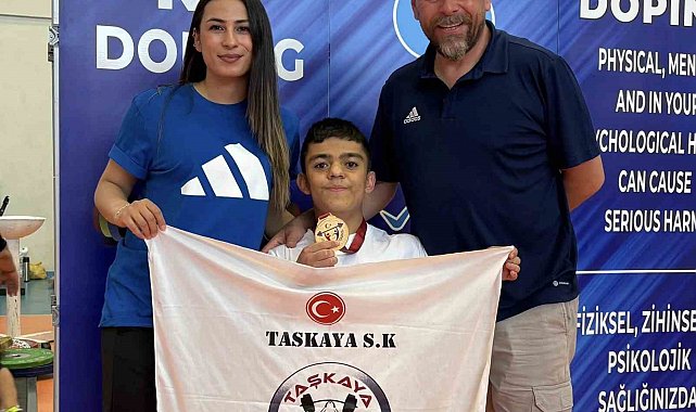 Kayserili bedensel engelli haltercilerden iki altın madalya