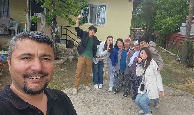Kaza yapan Çinli kafileyi evinde ağırlayıp, sazla sözle eğlendirdi