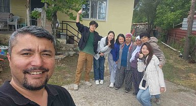 Kaza yapan Çinli kafileyi evinde ağırlayıp, sazla sözle eğlendirdi