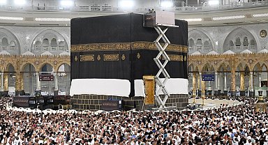 Kâbe'nin örtüsü değiştirildi