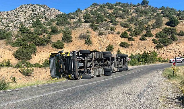 Kemaliye'de tır devrildi