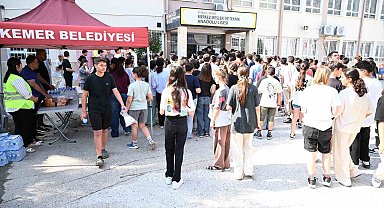 Kemer Belediyesinden LGS'ye giren öğrencilere su ve şeker