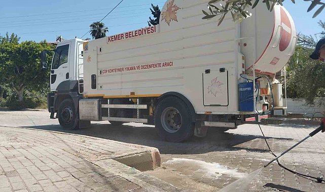 Kemer'de çöp konteynerleri dezenfekte ediliyor