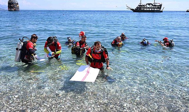 Kemer'de deniz dibi ve sahil temizliği etkinliği