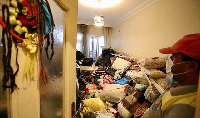 Kepez'de çöp ev operasyonunda 2 ayrı evden 8 kamyon dolusu çöp çıktı