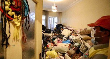 Kepez'de çöp ev operasyonunda 2 ayrı evden 8 kamyon dolusu çöp çıktı