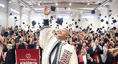 Kimi 63 yaşında üniversite mezunu oldu kimi de profesör olmasına rağmen bölüm bitirdi