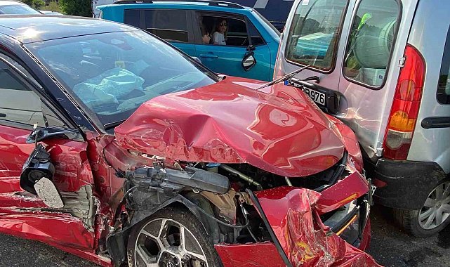 Kimsenin burnunun kanamadığı TEM'deki kazada 8 araç birbirine girdi