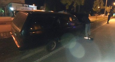 Kıontrolden çıkan otomobil refüje çıktı