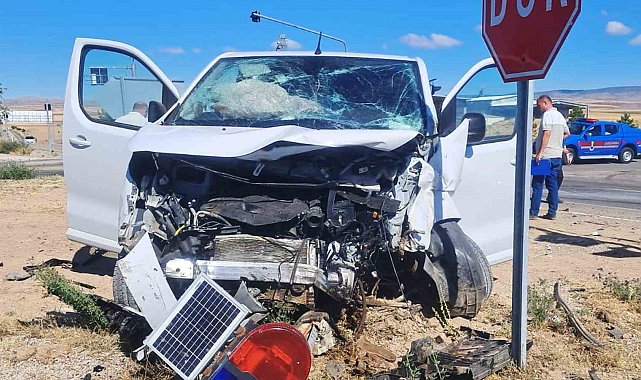 Kırıkkale'de minibüs ile hafif ticari araç çarpıştı: 6 yaralı