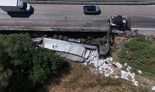 Kırıkkale'de un yüklü tır köprüden devrildi: 1 ağır yaralı