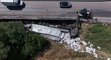 Kırıkkale'de un yüklü tır köprüden devrildi: 1 ağır yaralı