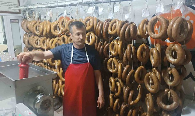 Kırka'da kurban etleri sucuk oluyor