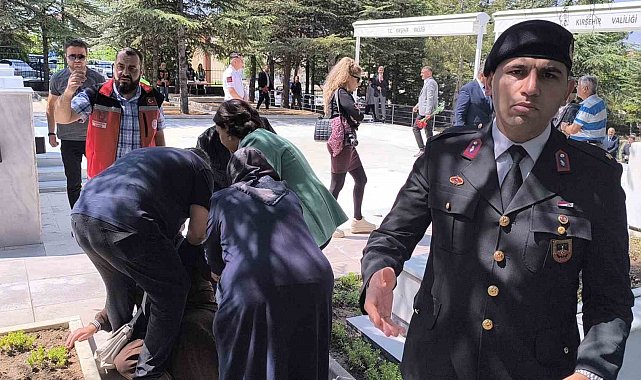 Kırşehir'de şehitlikte duygusal anlar